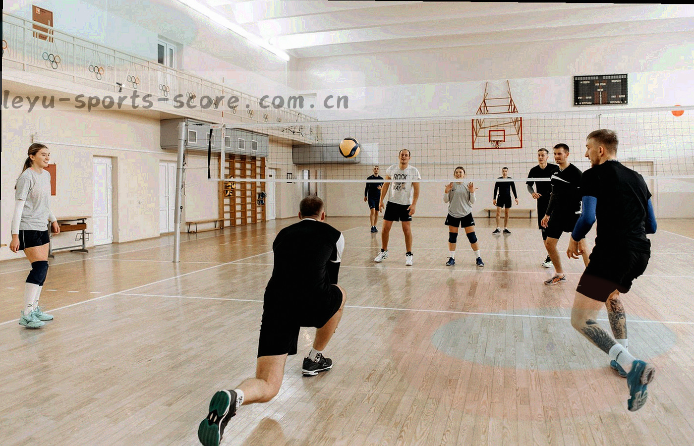 深色编辑台上亮起的数据屏幕与赛事信息标签